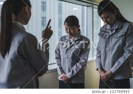 反省する部下 122760943