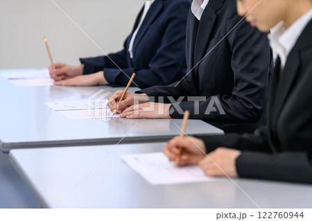 複数人のビジネスのイメージカット 122760944