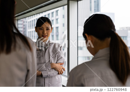 作業服を着た女性ののビジネスイメージ 122760948