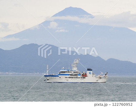 静岡県　清水港に入港する神鷹丸　10月 122760952