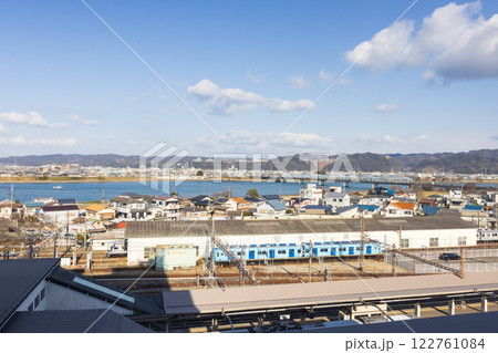 和歌山市駅と紀ノ川の風景 122761084