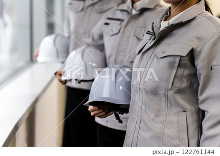 作業服を着た女性ののビジネスイメージ 122761144