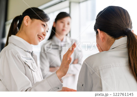 作業服を着た女性ののビジネスイメージ 作業服を着た女性ののビジネスイメージ 122761145