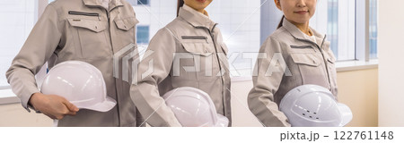 作業服を着た女性ののビジネスイメージ 122761148