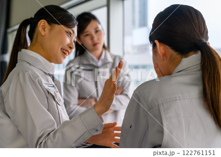 作業服を着た女性ののビジネスイメージ 122761151
