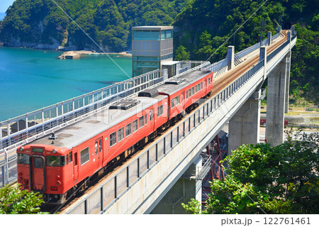 関西・近畿・餘部駅(余部駅)・空の駅があった余部鉄橋を通過する山陰本線・兵庫県香美町(1) 122761461