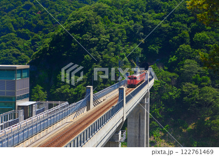 関西・近畿・餘部駅(余部駅)・空を飛ぶような余部鉄橋を渡って行く山陰本線の車両・兵庫県香美町(3) 122761469