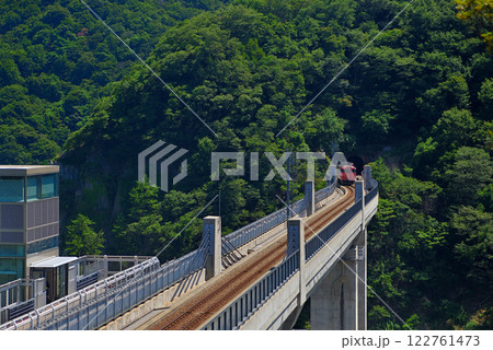 関西・近畿・餘部駅(余部駅)・空を飛ぶような余部鉄橋を渡って行く山陰本線の車両・兵庫県香美町(7) 関西・近畿・餘部駅(余部駅)・空を飛ぶような余部鉄橋を渡って行く山陰本線の車両・兵庫県香美町(7) 122761473