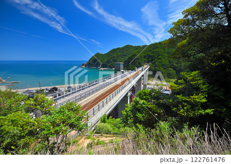 関西・近畿・餘部駅(余部駅)・空を飛ぶような余部鉄橋を渡り始める山陰本線の車両・兵庫県香美町(1) 関西・近畿・餘部駅(余部駅)・空を飛ぶような余部鉄橋を渡り始める山陰本線の車両・兵庫県香美町(1) 122761476
