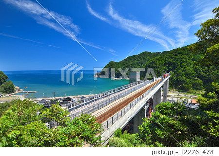 関西・近畿・餘部駅(余部駅)・空を飛ぶような余部鉄橋を渡り始める山陰本線の車両・兵庫県香美町(3) 関西・近畿・餘部駅(余部駅)・空を飛ぶような余部鉄橋を渡り始める山陰本線の車両・兵庫県香美町(3) 122761478