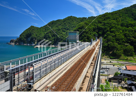 関西・近畿・餘部駅(余部駅)・空を飛ぶような余部鉄橋、緑豊かな山陰本線の風景・兵庫県香美町(1) 122761484