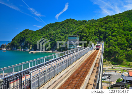 関西・近畿・餘部駅(余部駅)・空を飛ぶような余部鉄橋を渡る山陰本線の特急はまかぜ・兵庫県香美町(2) 122761487