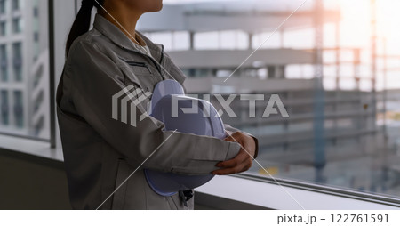作業服を着た女性ののビジネスイメージ 122761591
