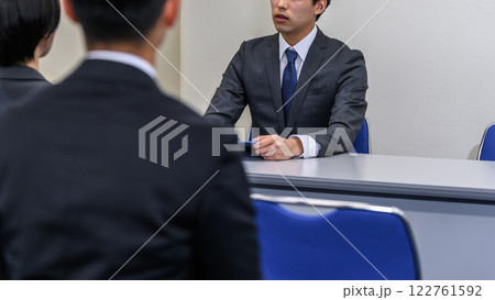 複数人のビジネスのイメージカット 122761592