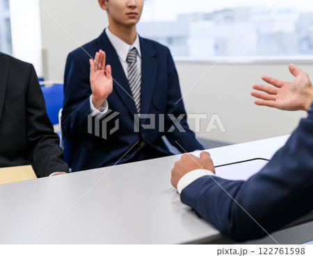 複数人のビジネスのイメージカット 122761598