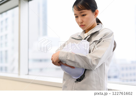 作業服を着た女性ののビジネスイメージ 122761602