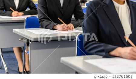 複数人のビジネスのイメージカット 122761608