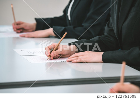 複数人のビジネスのイメージカット 122761609