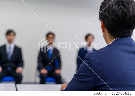 面接官とリクルーター 122761616