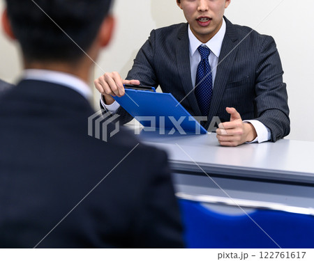 複数人のビジネスのイメージカット 複数人のビジネスのイメージカット 122761617