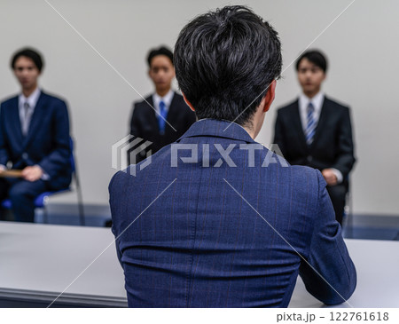 複数人のビジネスのイメージカット 複数人のビジネスのイメージカット 122761618