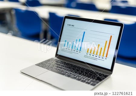 PCのあるビジネス空間 122761621