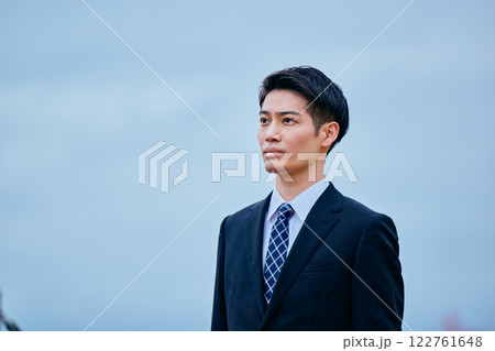遠くを見つめるスーツ姿の若い男性 122761648