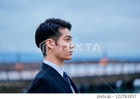 遠くを見つめるスーツ姿の若い男性 122761657