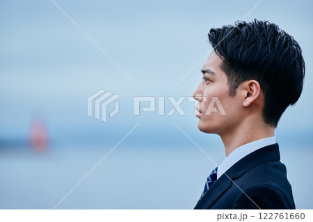 遠くを見つめるスーツ姿の若い男性 遠くを見つめるスーツ姿の若い男性 122761660