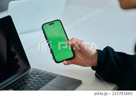 スマホを操作する20代の若い男性　グリーンバック 122761665