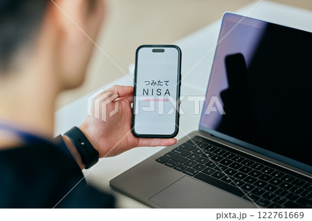 スマホを操作する20代の若い男性　つみたてNISA 122761669