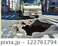 陥没した道路に転落するトラック 122761794