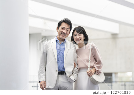 カメラ目線で笑顔の50代の夫婦   カメラ目線で笑顔の50代の夫婦   122761839
