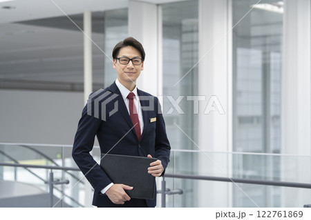 40代のビジネスマン カメラ目線 フロントスタッフ コンシェルジュ イメージ 40代のビジネスマン カメラ目線 フロントスタッフ コンシェルジュ イメージ 122761869