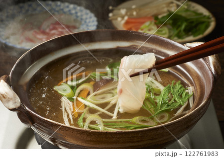 昆布だしで食べる真鯛のしゃぶしゃぶ 昆布だしで食べる真鯛のしゃぶしゃぶ 122761983