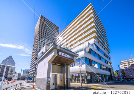 日本の横浜都市景観 東急新横浜線 新綱島駅エレベーターなどを望む。新時代に希望の光=9日 日本の横浜都市景観 東急新横浜線 新綱島駅エレベーターなどを望む。新時代に希望の光=9日 122762053