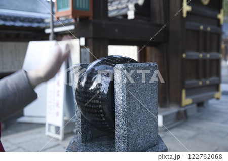 護王神社 表門にある御千度車8 護王神社 表門にある御千度車8 122762068