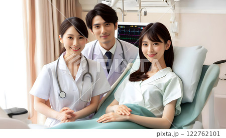 ナースと医師と安心して穏やかな患者のいる病室 122762101