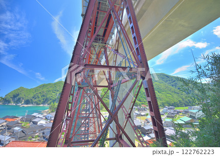関西・近畿・餘部駅(余部駅)・展望台へ続く遊歩道から見上げる余部鉄橋の橋桁・兵庫県香美町 122762223