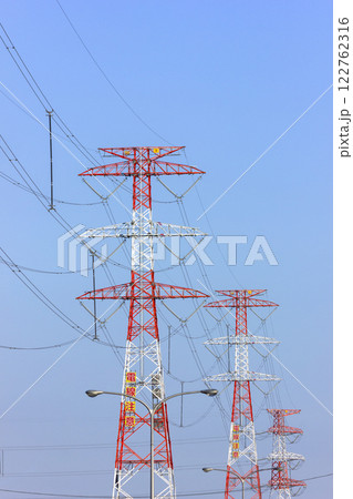 送電鉄塔、青空 122762316