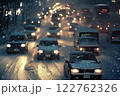 大雪の影響で渋滞する車 122762326