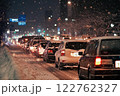 大雪の影響で渋滞する車 122762327