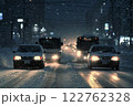 大雪の影響で渋滞する車 122762328