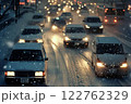 大雪の影響で渋滞する車 122762329