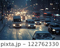 大雪の影響で渋滞する車 122762330