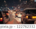 大雪の影響で渋滞する車 122762332