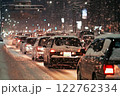 大雪の影響で渋滞する車 122762334