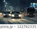 大雪の影響で渋滞する車 122762335