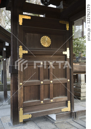 護王神社　表門の立派な扉 122762379