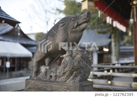 護王神社　拝殿前の狛イノシシ（吽形） 122762385
